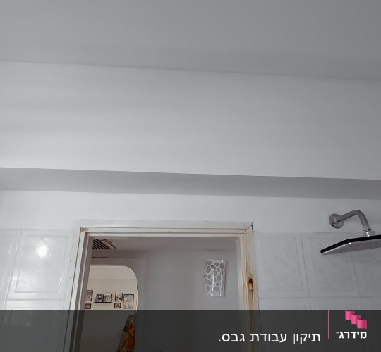 קיר גבס לבן עם ראש מקלחת מרובע